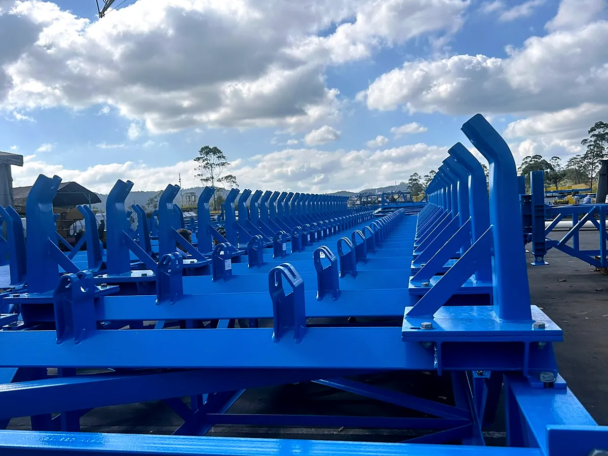 Bases de sustentação fabricadas pela AP, alinhadas na estrutura do transportador