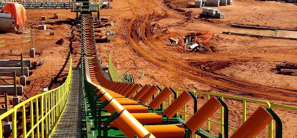 Roletes montados em operação, com os rolos apoiados na base
