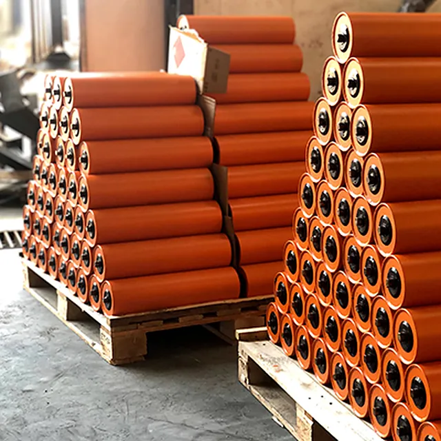 Rolos de transportador de correia fabricados pela AP, empilhados na fábrica